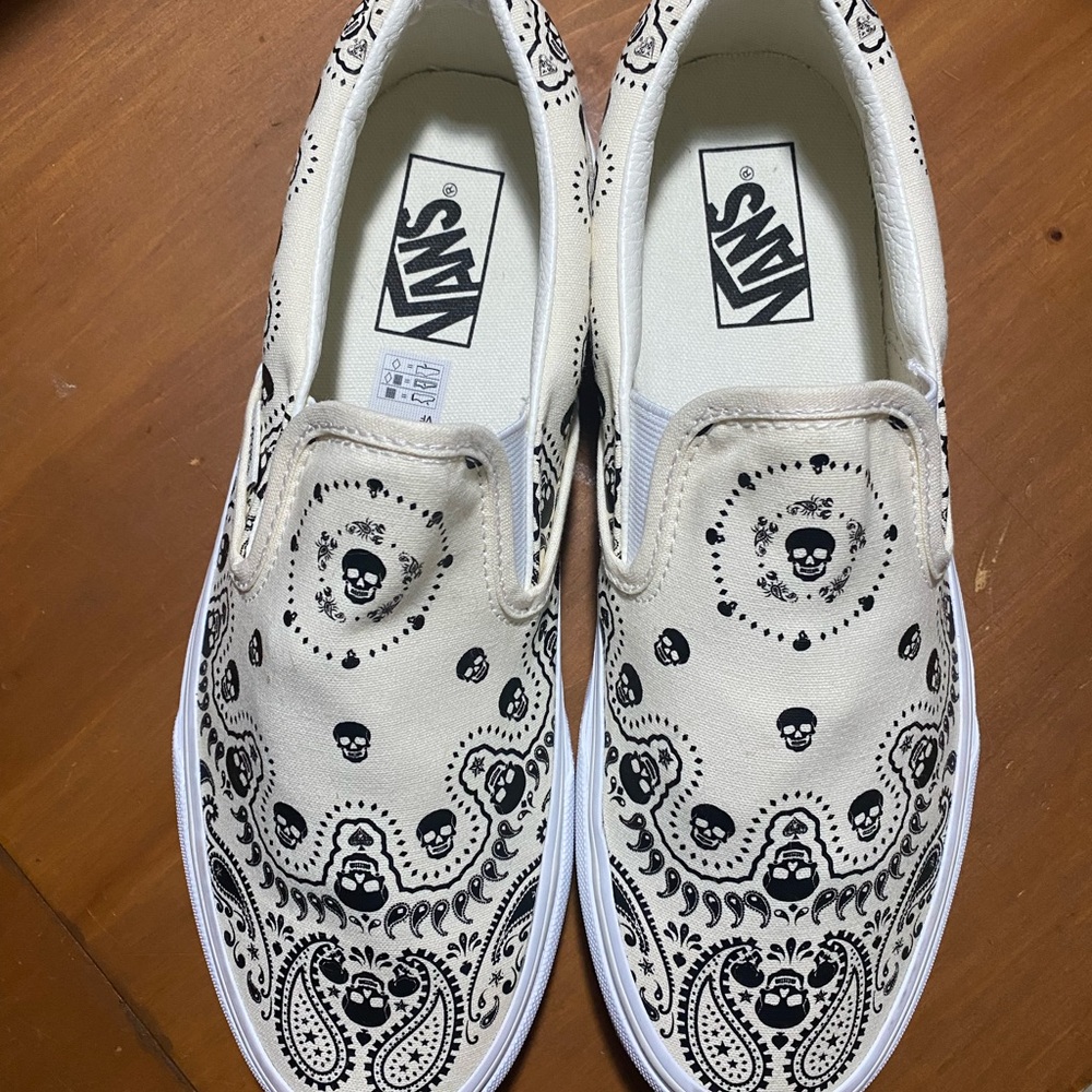 Vans classic Slip-On Shoes - Cream & Black